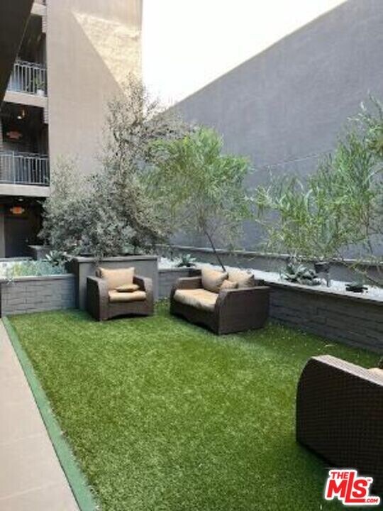 11925 Kling St in Los Angeles, CA - Building Photo