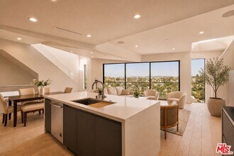 2224 Ronda Vista Dr in Los Angeles, CA - Building Photo - Building Photo