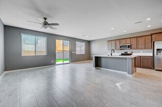 9214 Blue Agate St in Las Vegas, NV - Building Photo - Building Photo