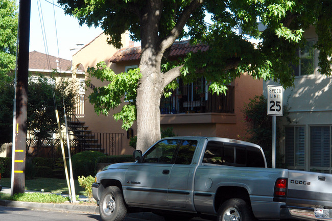 1422 Floribunda Ave in Burlingame, CA - Foto de edificio - Building Photo