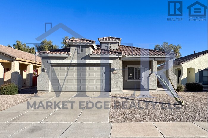 17230 W Saguaro Ln in Surprise, AZ - Building Photo