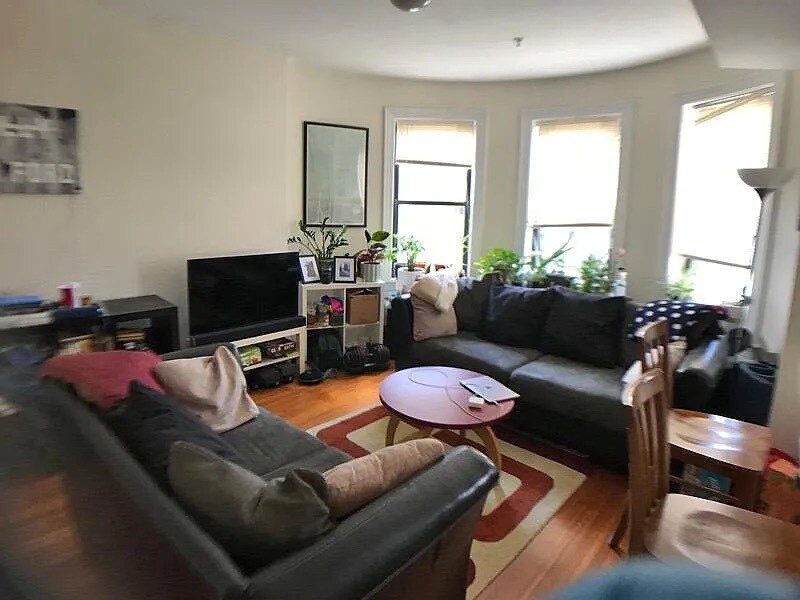 881 Massachusetts Ave, Unit 1 in Cambridge, MA - Building Photo