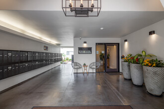 Casa del Rio Seco in Downey, CA - Foto de edificio - Lobby