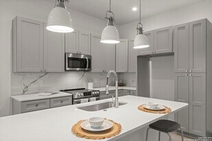 1002 Morningside Dr in San Antonio, TX - Building Photo