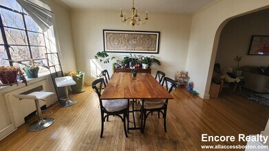 11 Lawrence Rd, Unit 3 in Brookline, MA - Foto de edificio - Building Photo