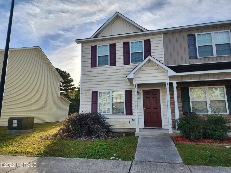 3006 Banister Loop in Jacksonville, NC - Building Photo