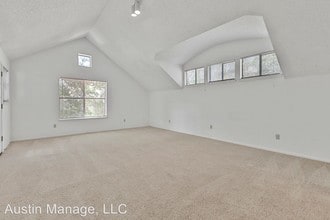 9201 Simmons Rd in Austin, TX - Foto de edificio - Building Photo