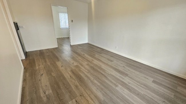 1120 E Fairview Blvd in Inglewood, CA - Foto de edificio - Building Photo