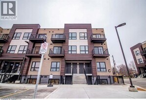 10 Palace St in Kitchener, ON - Building Photo