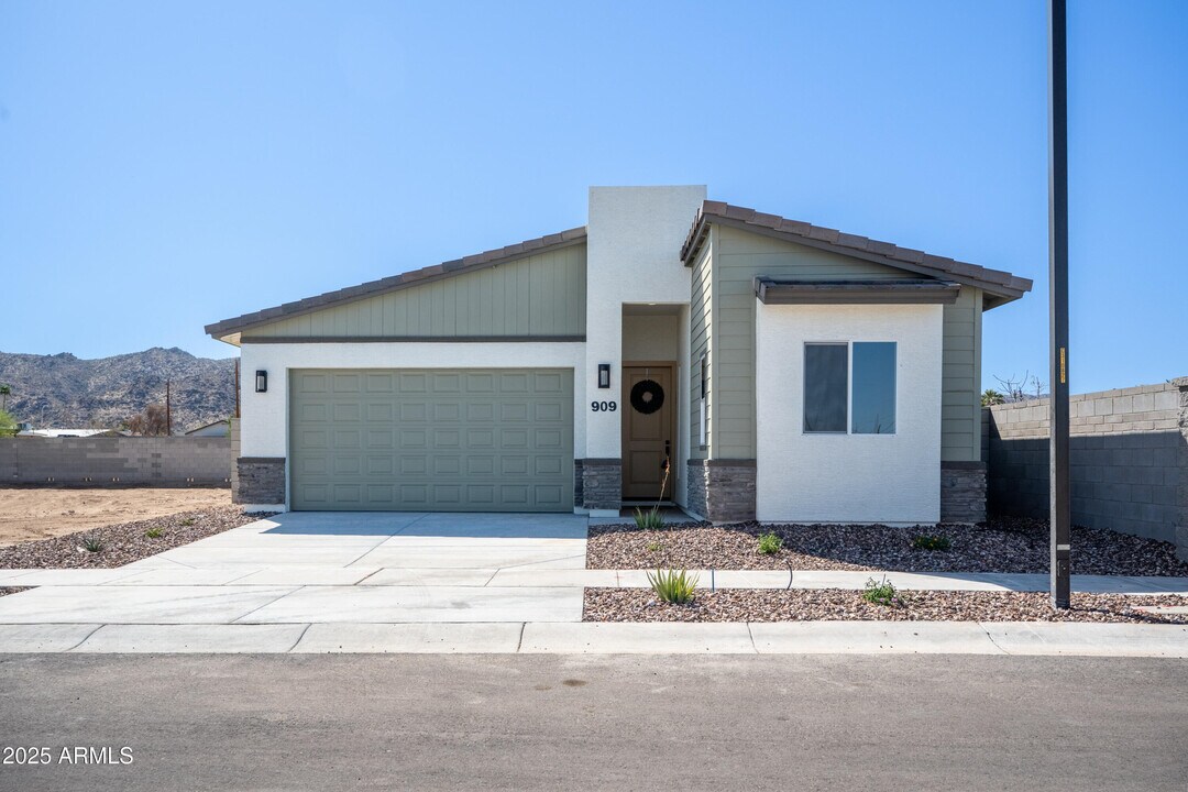 909 E Desert Ln in Phoenix, AZ - Building Photo