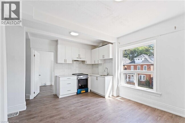 110 Myrtle Ave in Hamilton, ON - Building Photo - Building Photo