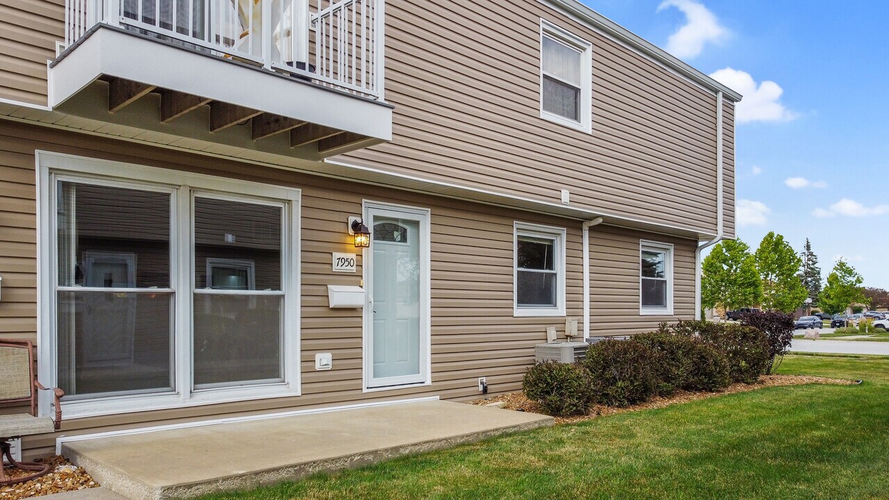 7950 163rd Pl in Tinley Park, IL - Building Photo