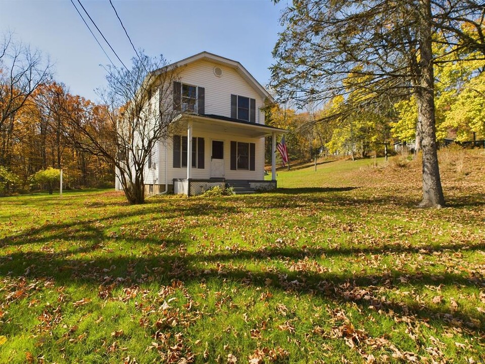 12 Old Turnpike Rd in Bloomingburg, NY - Foto de edificio