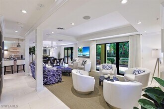 270 5th Ave S in Naples, FL - Foto de edificio - Building Photo