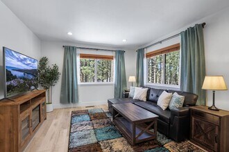 1463 Ormsby Dr, Unit Guest Unit in South Lake Tahoe, CA - Foto de edificio - Building Photo