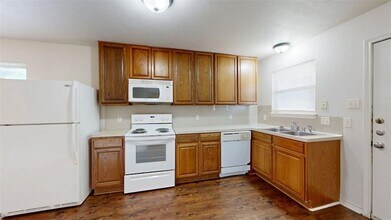 1915 Pine Tree Dr, Unit B in Bryan, TX - Building Photo - Building Photo