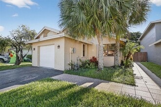 581 Lakeside Cir in Sunrise, FL - Building Photo - Building Photo