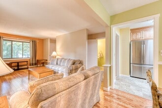 18 Village Rd in Southington, CT - Foto de edificio - Building Photo