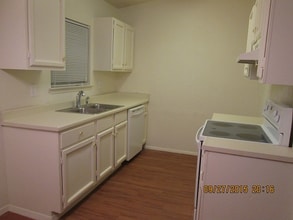 9835 Meadow Way in Converse, TX - Foto de edificio - Building Photo
