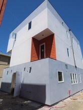 10706 Camarillo St in Toluca Lake, CA - Building Photo - Building Photo