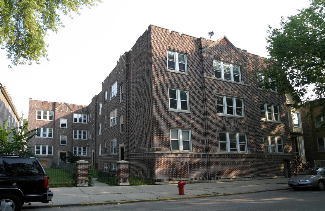 1924--1928 W Roscoe St in Chicago, IL - Foto de edificio