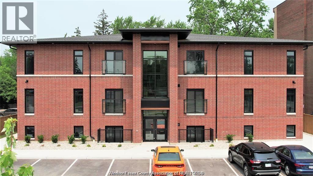 6550 Wyandotte St E in Windsor, ON - Foto de edificio