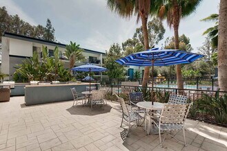Avondale at Warner Center in Woodland Hills, CA - Foto de edificio - Building Photo