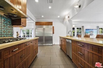 23057 Sylvan St in Los Angeles, CA - Building Photo - Building Photo