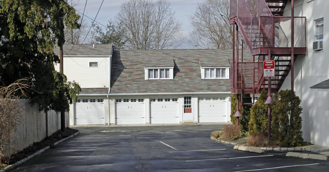 158 Anstice St in Oyster Bay, NY - Building Photo - Building Photo