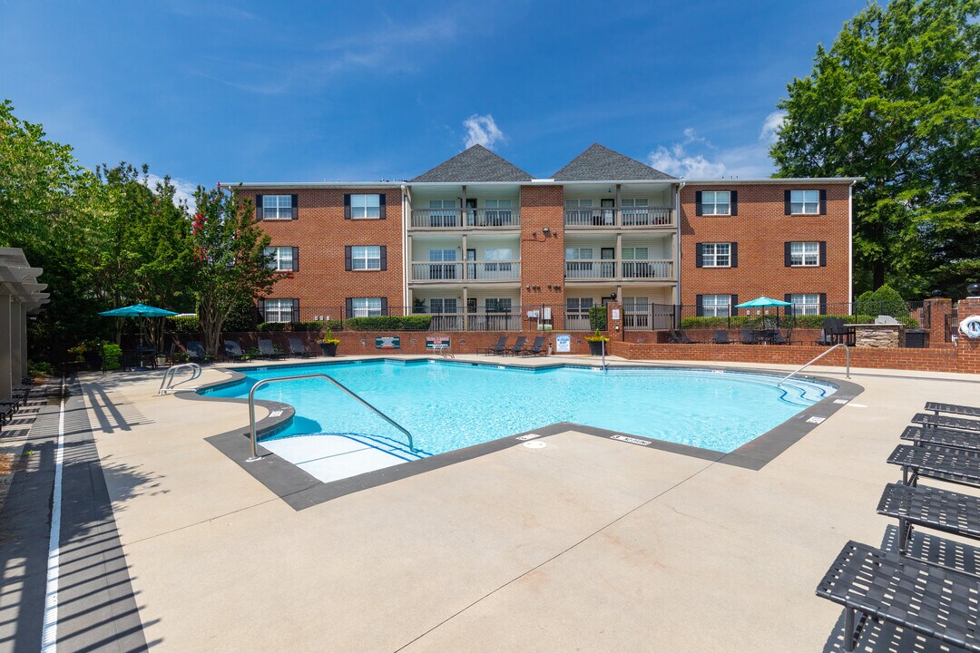 Deep River Pointe Apartments in High Point, NC - Foto de edificio
