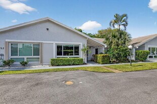 708 Lago Rd in Delray Beach, FL - Building Photo