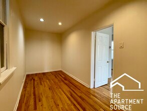 2223 N Hoyne Ave, Unit 2 in Chicago, IL - Building Photo - Building Photo