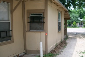 1730 W Poplar St in San Antonio, TX - Building Photo - Building Photo