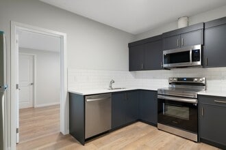 31 Royston Way NW in Calgary, AB - Building Photo - Building Photo