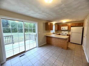 75 Treaty Ct in Fremont, NH - Foto de edificio - Building Photo
