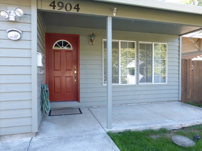 4904 SE Bybee Blvd in Portland, OR - Building Photo - Building Photo
