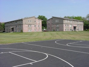 Cedar Crest Apartments in Waterloo, IA - Building Photo - Building Photo