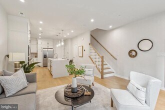 7454 Backett Wood Ter in Tysons, VA - Foto de edificio - Building Photo