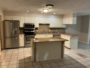 402 Oakhill Cir in Clinton, MS - Building Photo - Building Photo