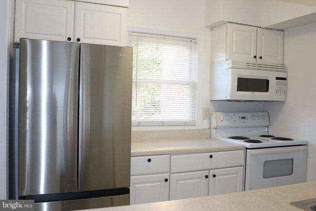 14357 St Germain Dr in Centreville, VA - Building Photo - Building Photo