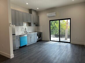 1702 S Hoover St, Unit 202 in Los Angeles, CA - Foto de edificio - Building Photo
