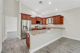 1704 NW 11th Pl in Cape Coral, FL - Foto de edificio - Building Photo