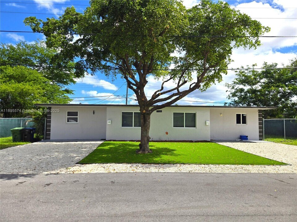 716 NW 14th Way in Fort Lauderdale, FL - Building Photo