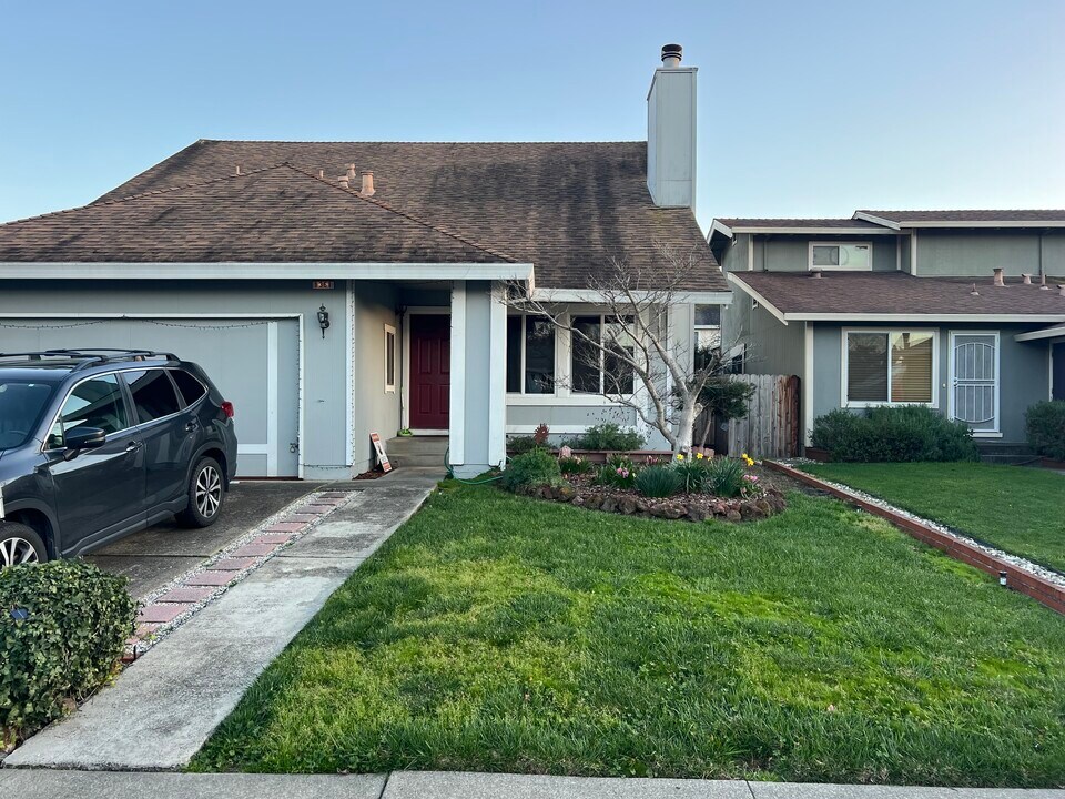 1361 Gaspar Ct in Rohnert Park, CA - Building Photo