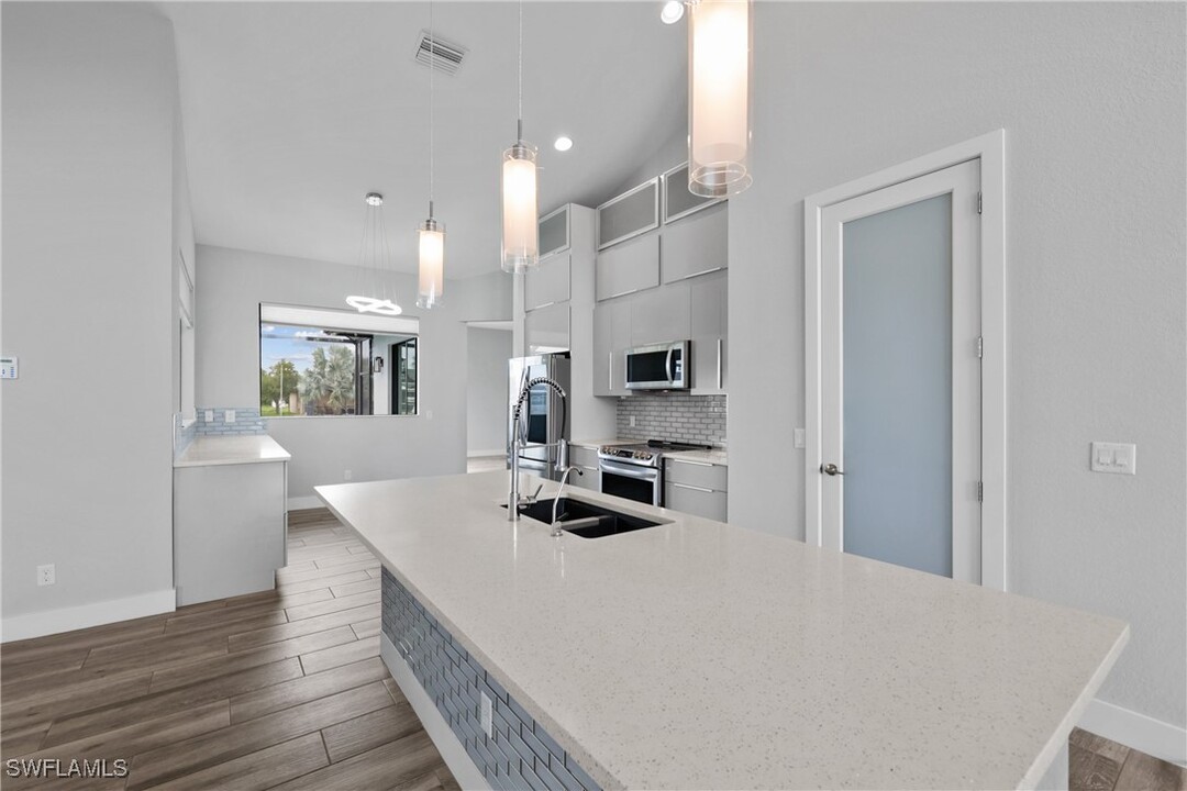 3106 SW 22nd Ave in Cape Coral, FL - Building Photo