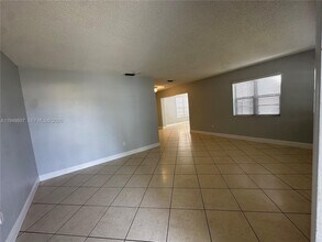 7860 SW 16th St in Miami, FL - Building Photo - Building Photo