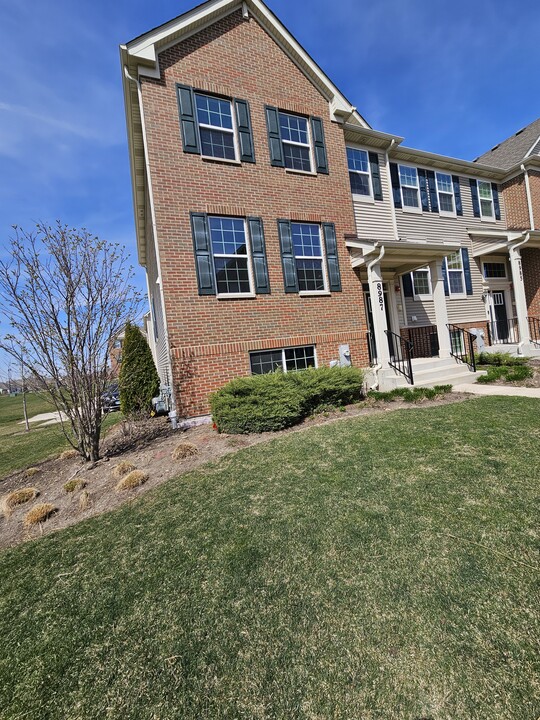8987 Disbrow St in Huntley, IL - Building Photo