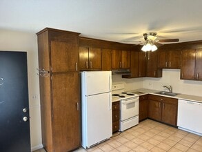 127 New Britain Ave in Unionville, CT - Foto de edificio - Building Photo