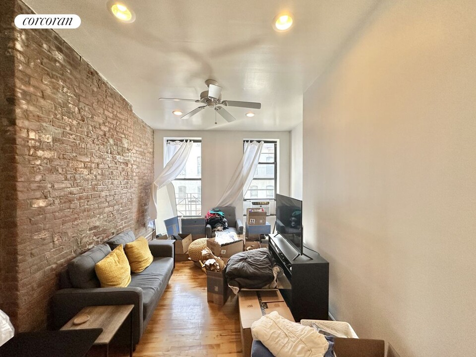 215 E 118th St in New York, NY - Building Photo