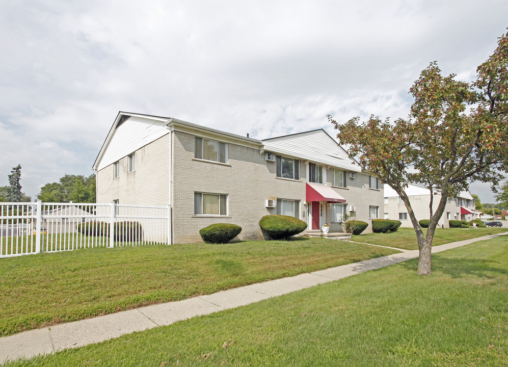 Rosewood Manor Apartments in Oak Park, MI - Building Photo